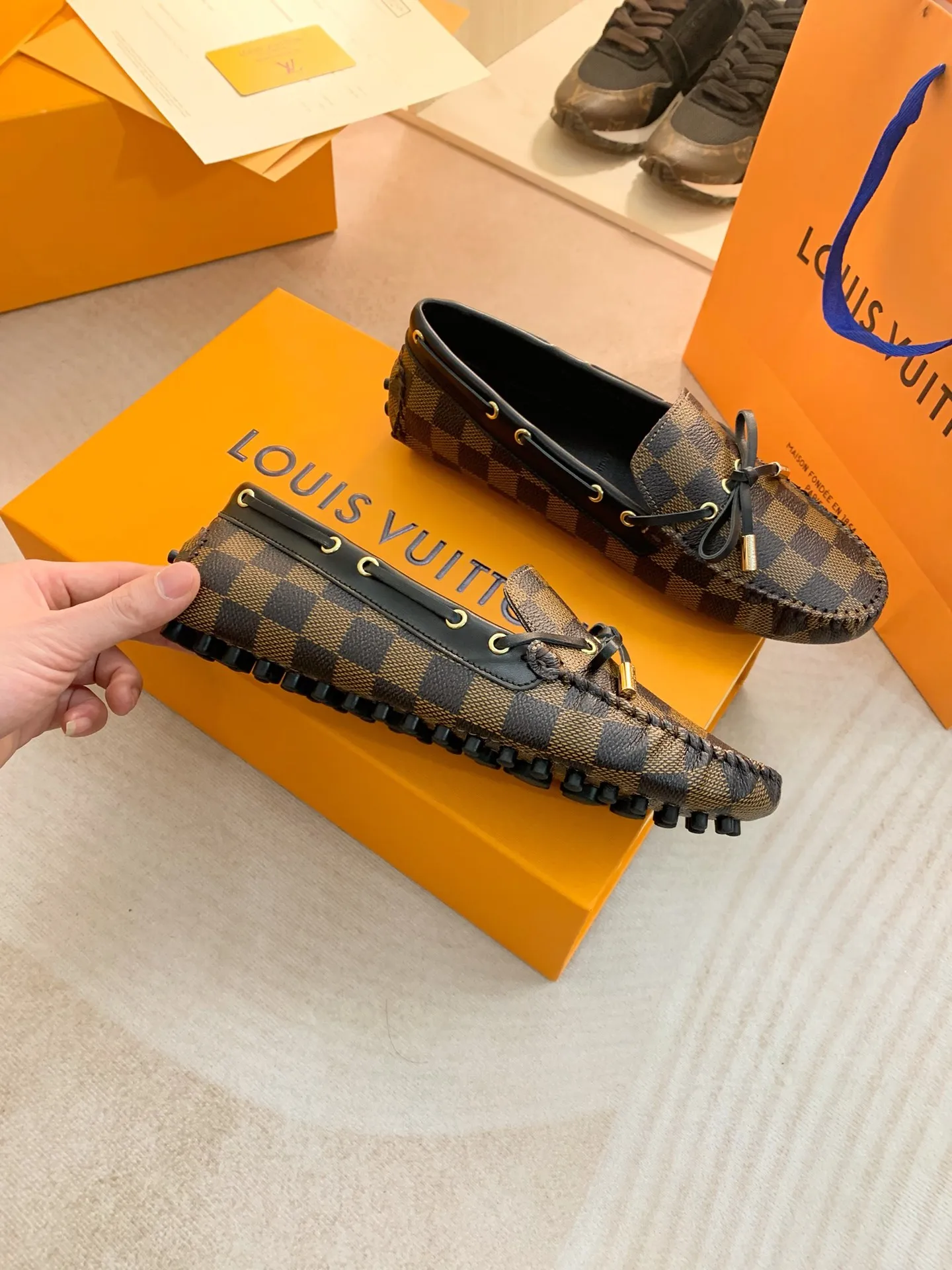 p460💰Couple model❤️🇫🇷 𝙇𝙤𝙪𝙞𝙨 𝙑𝙪𝙞𝙩𝙩𝙤𝙣 🇫🇷Louis Vuitton 2023 Classic𝓛𝓿 𝓣𝓻𝓪𝓲𝓷𝓮𝓻 Sports Series ➪➪➪¯ [Arizona Doudou Shoes Series] ▪️▪️▪️Arizona slip-on shoes are made of Monogram Eclipse canvas. Its hand-painted and dyed edges and hand-sewn uppers fully demonstrate Louis Vuitton's traditional shoemaking craftsmanship. This slip-on shoe is very lightweight. The integrated tongue and upper make it particularly comfortable and flexible. The soft outsole is equipped with rubber padding. Decorated with matching sash. Detailed features: ☑️Monogram Eclipse canvas ☑️Black Eclipse pattern ☑️Hand-painted shoe edges ☑️Hand-sewn uppers (each pair takes time to process) ☑️Integrated tongue and upper construction ☑️Outsole equipped with rubber lining ☑️size: 35_46
